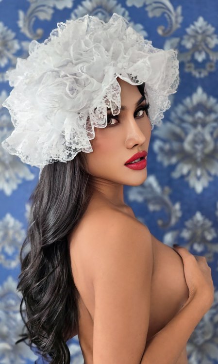 Tilly Large Lace Maids Hat