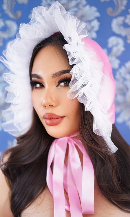 Large Shiny Bonnet